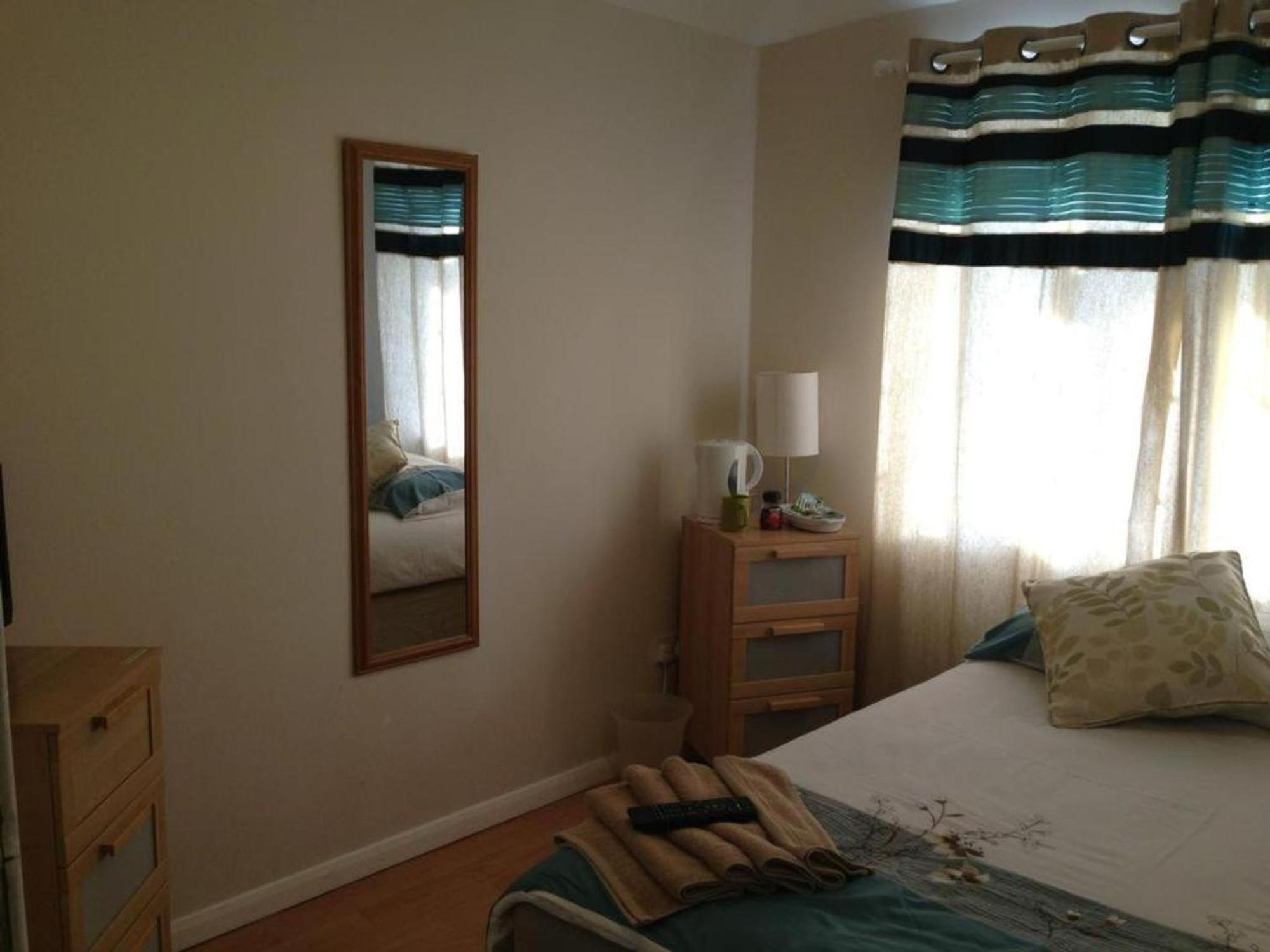Room In Guest Room - Comfortable Family Room With Tv, Free Fast Wifi, Sleeps 4 With 1 Bunk Bed Hayes  Dış mekan fotoğraf
